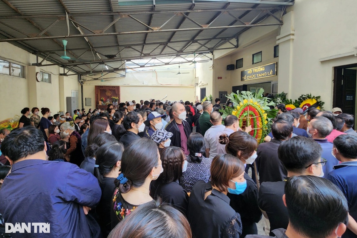 Nhiều người xếp hàng chia buồn với gia đình 5 nạn nhân vụ cháy tại Hà Nội - 6 Nhiều người xếp hàng chia buồn với gia đình 5 nạn nhân vụ cháy tại Hà Nội - 6