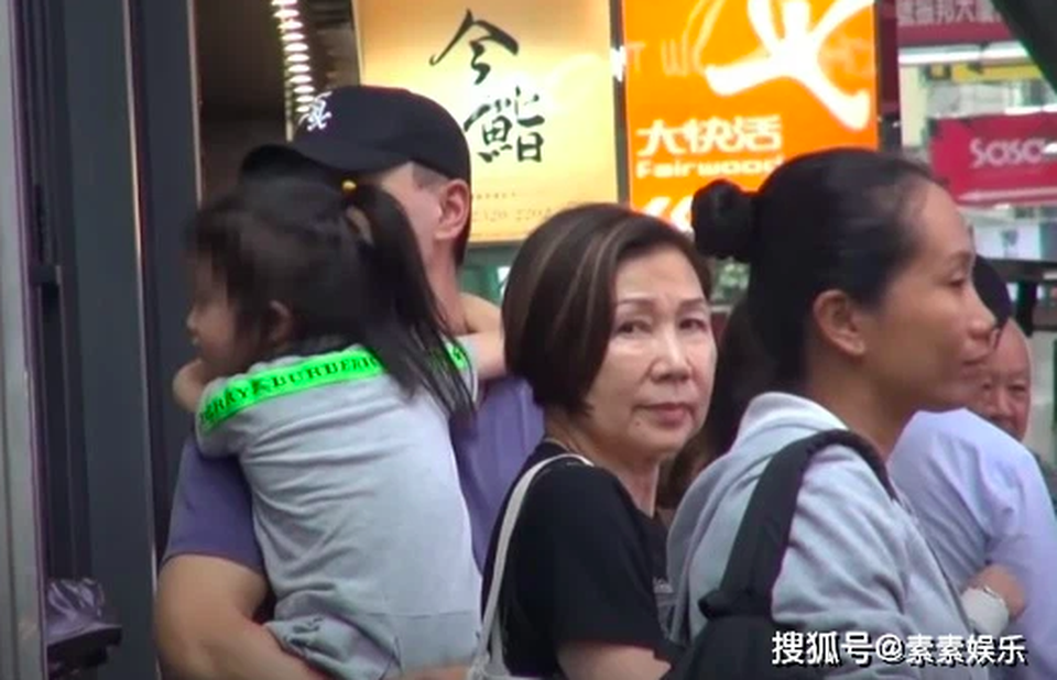 Dương Mịch mải mê làm việc, Lưu Khải Uy tất bật trông con - 2