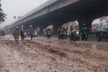 Hà Nội: Ngán ngẩm với đoạn đường luôn “ngập” bùn đất