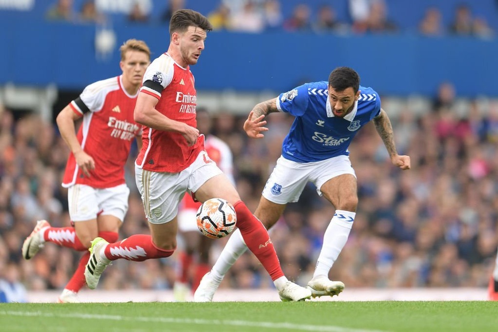 Arsenal bám sát Man City, Chelsea vẫn xếp dưới Man Utd - 1