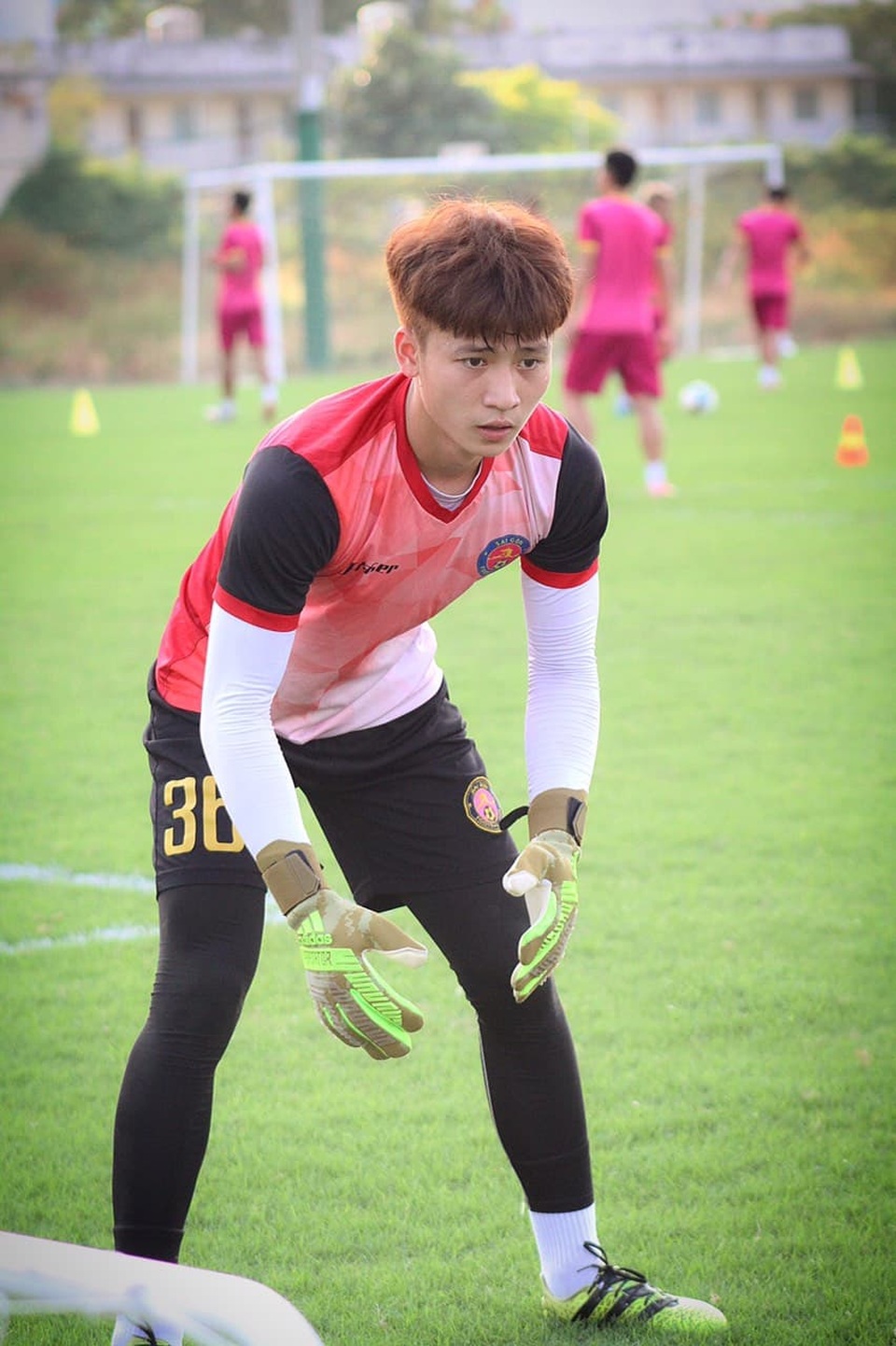 Chân dung chàng thủ thành điển trai thi đấu cho CLB Sài Gòn - 4 Chân dung chàng thủ thành điển trai thi đấu cho CLB Sài Gòn - 4