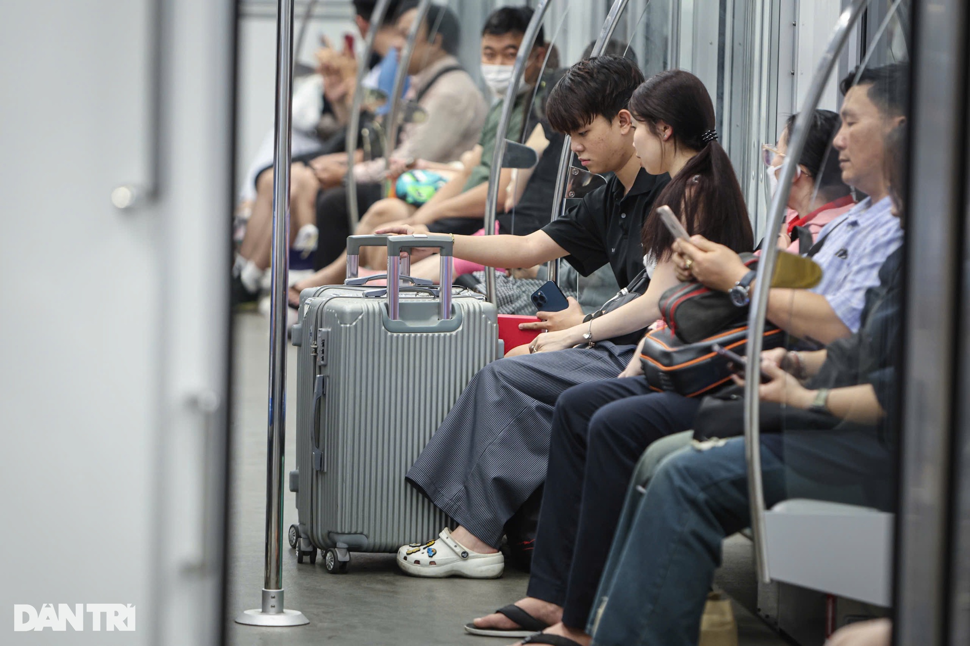 Người dân phấn khởi xách vali lên tàu Metro số 1 để ra bến xe về quê ăn Tết - 7 Người dân phấn khởi xách vali lên tàu Metro số 1 để ra bến xe về quê ăn Tết - 7
