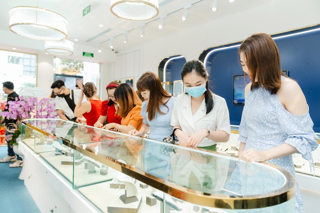 IJC ra mắt chương trình hoàn tiền 100% khi mua trang sức đá quý - 3 IJC ra mắt chương trình hoàn tiền 100% khi mua trang sức đá quý - 3