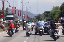 Xử phạt gần 40 triệu đồng nhóm thanh niên lạng lách, đánh võng  trên QL 1A