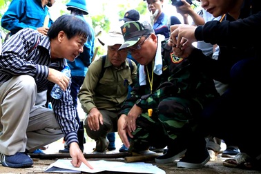 Đưa mảnh vỡ máy bay trực thăng bị rơi xuống núi