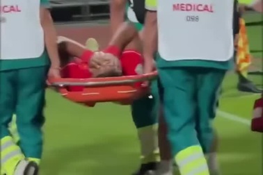 Hình ảnh Xuân Son đau đớn rời sân khiến nhiều người rơi nước mắt