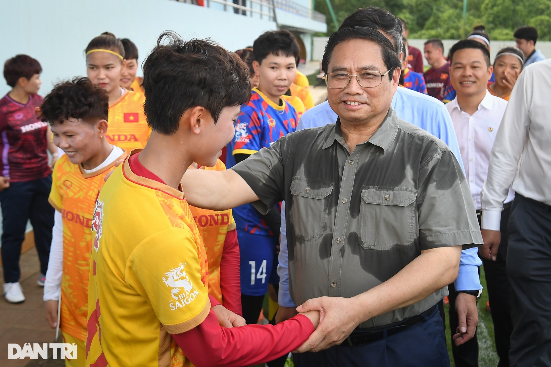 Thủ tướng Phạm Minh Chính thăm và động viên tuyển nữ Việt Nam - 13 Thủ tướng Phạm Minh Chính thăm và động viên tuyển nữ Việt Nam - 13