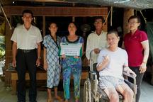 Cha ung thư, 2 con bệnh nặng được ủng hộ hơn 220 triệu đồng