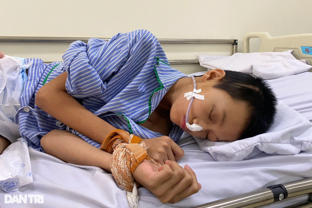 Bà nội xin đưa cháu mồ côi bố rời viện vì không có tiền - 1 Bà nội xin đưa cháu mồ côi bố rời viện vì không có tiền - 1