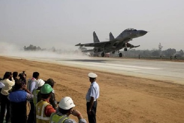 Xem tiêm kích Ấn Độ tập triển khai từ đường cao tốc
