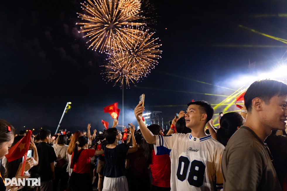 Thấy gì từ việc hàng vạn khán giả trẻ săn vé, đi xem “concert yêu nước”? - 11 Thấy gì từ việc hàng vạn khán giả trẻ săn vé, đi xem “concert yêu nước”? - 11