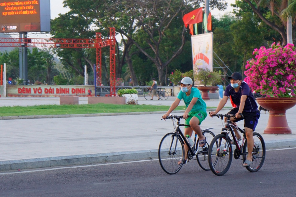 Biển Quy Nhơn vắng lặng sau lệnh cấm tắm để phòng dịch - 8 Biển Quy Nhơn vắng lặng sau lệnh cấm tắm để phòng dịch - 8