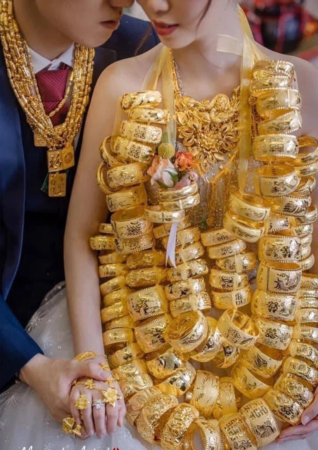 Cô dâu gây sốt khi đeo 100 chiếc vòng vàng nặng trĩu cổ trong đám cưới - 4 Cô dâu gây sốt khi đeo 100 chiếc vòng vàng nặng trĩu cổ trong đám cưới - 4