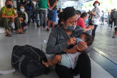 Bệnh nhi vật vờ, chen chúc nhau đi test Covid-19 ở bệnh viện tại TPHCM