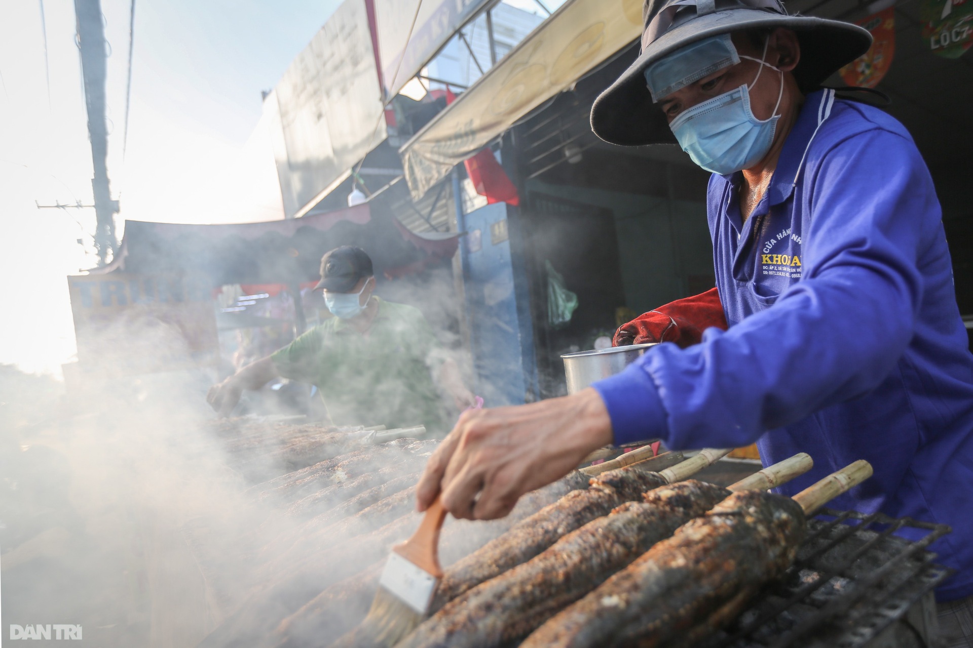 Một gia đình huy động 20 thành viên nướng 5 tấn cá lóc bán dịp vía Thần tài - 9 Một gia đình huy động 20 thành viên nướng 5 tấn cá lóc bán dịp vía Thần tài - 9