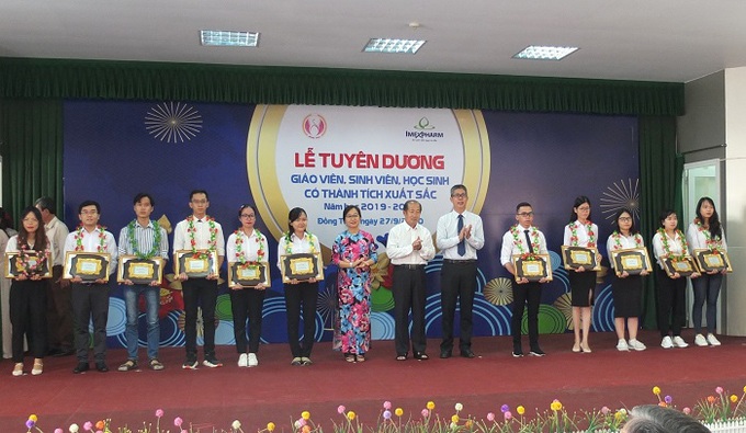 Đồng Tháp: Tuyên dương 102 giáo viên, sinh viên, học sinh xuất sắc - Ảnh 1. Đồng Tháp: Tuyên dương 102 giáo viên, sinh viên, học sinh xuất sắc - Ảnh 1.
