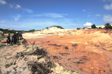 Vỡ hồ chứa chất thải titan, hàng trăm mét khối cát tràn vào nhà dân