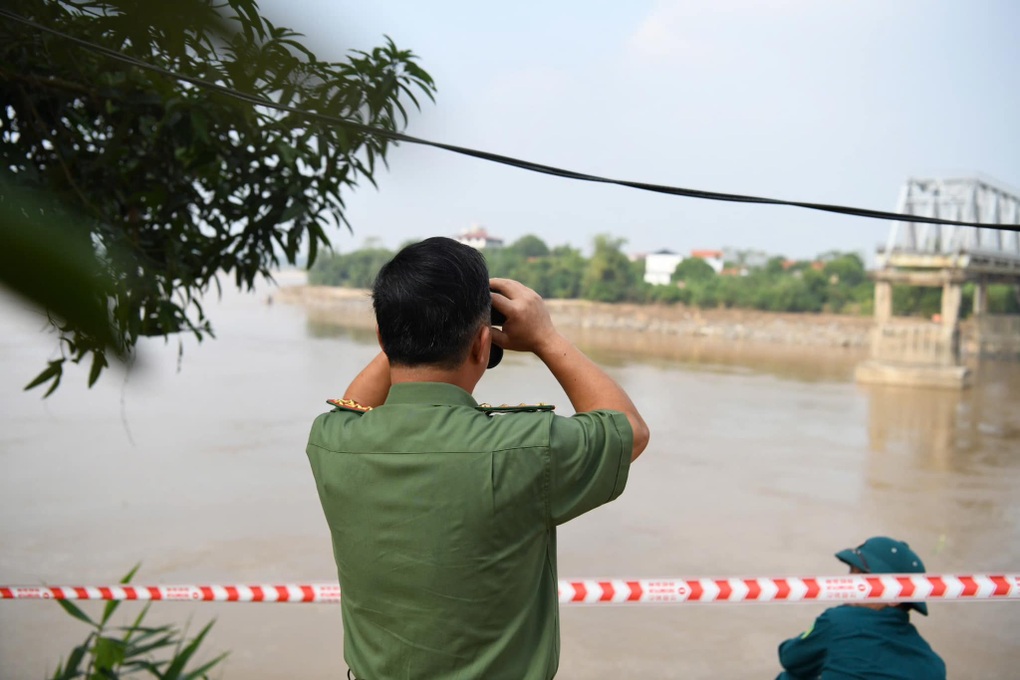 Phần cầu Phong Châu còn lại đang có dấu hiệu sụt lún, nghiêng - 1 Phần cầu Phong Châu còn lại đang có dấu hiệu sụt lún, nghiêng - 1