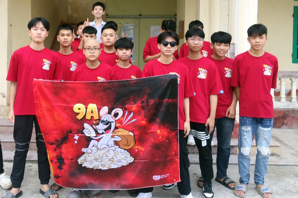 Người mẹ đi rửa bát, phụ việc để chạy chữa bệnh u não cho con - 6