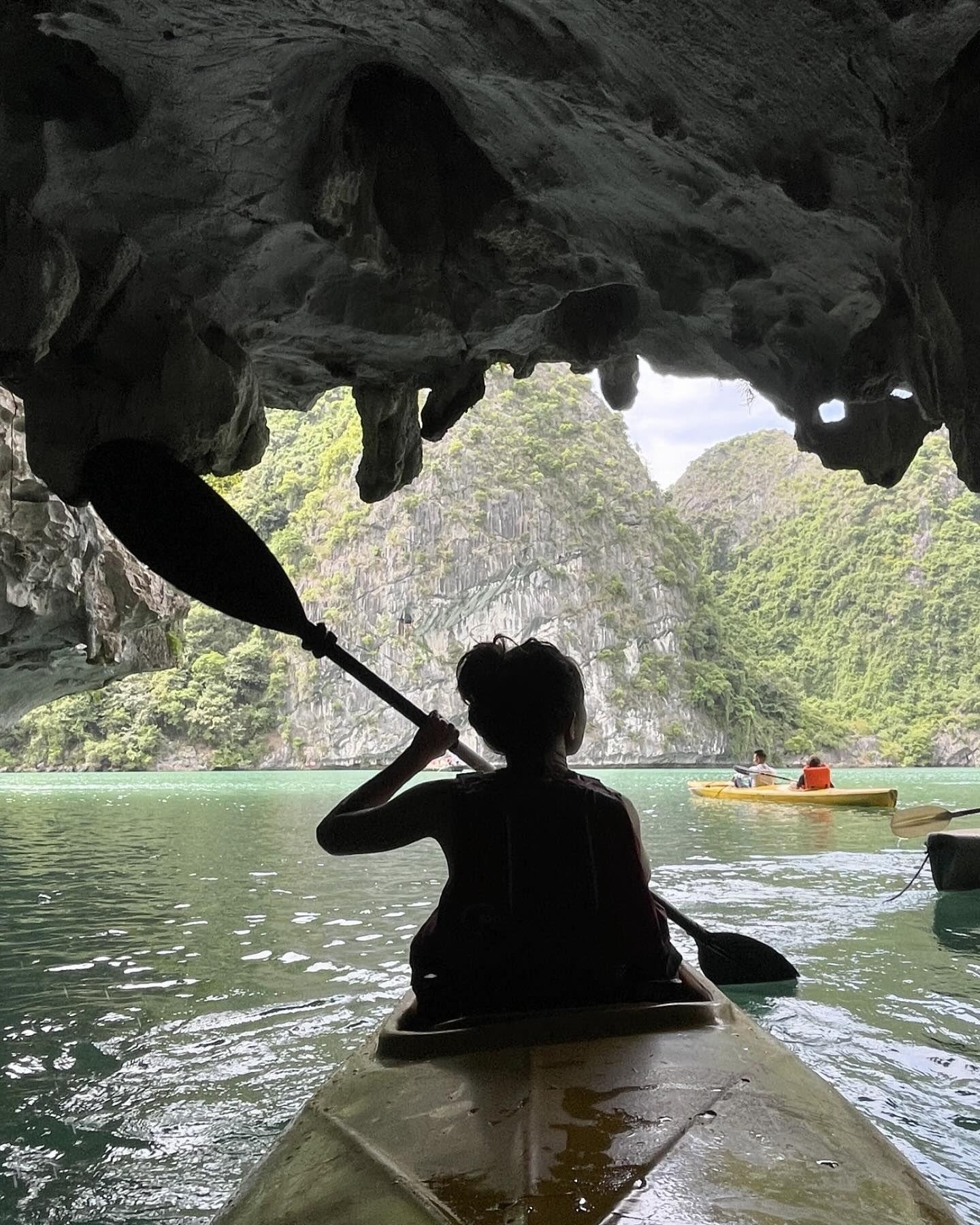 Người chơi có thể tự trang bị giày, chèo thuyền kayak ra núi đá, hoặc liên hệ để thuê các đơn vị chuyên kinh doanh hỗ trợ về bộ môn này ở Cát Bà (Ảnh: Cat Ba Climbing).