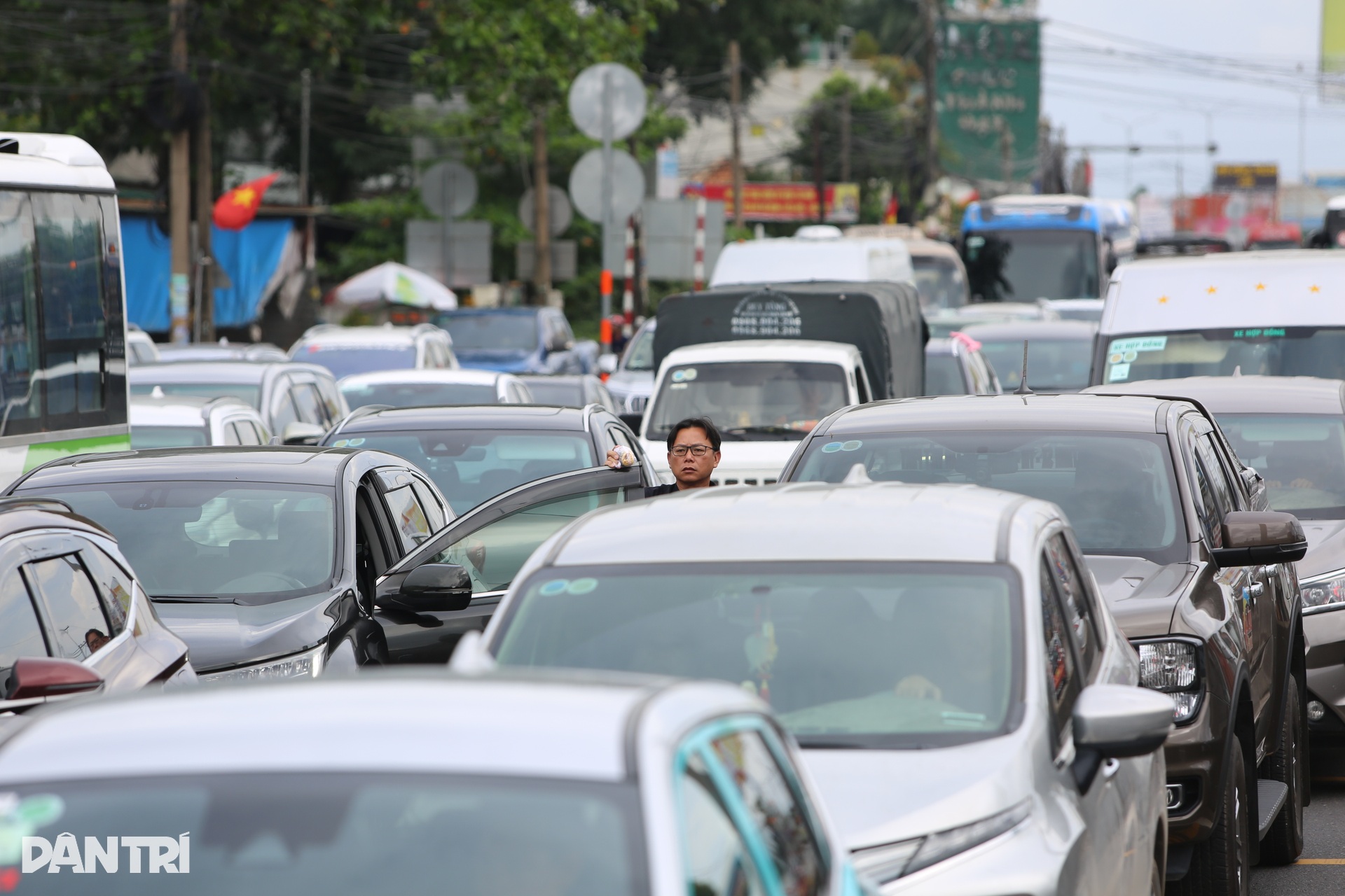Người dân quay lại TPHCM sớm, quốc lộ 51 ùn tắc kéo dài - 7 Người dân quay lại TPHCM sớm, quốc lộ 51 ùn tắc kéo dài - 7