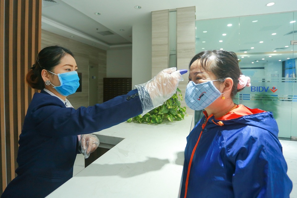Dân Hà Nội nghĩ ra muôn kiểu bấm thang máy “độc, lạ” mùa dịch Covid-19 - 5 Dân Hà Nội nghĩ ra muôn kiểu bấm thang máy “độc, lạ” mùa dịch Covid-19 - 5