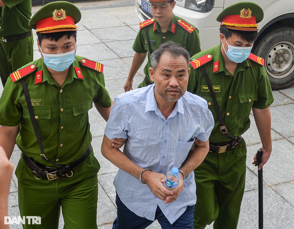Vụ nâng khống giá cây xanh ở Hà Nội: Cận cảnh dẫn giải các bị cáo đến tòa - 5