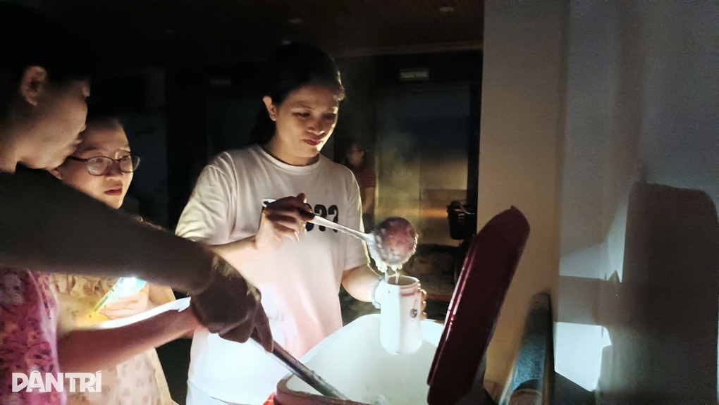 Chung cư Hà Nội ngập sâu, mất điện: Dân tát nước ở thang máy, nhờ chi viện - 3 Chung cư Hà Nội ngập sâu, mất điện: Dân tát nước ở thang máy, nhờ chi viện - 3