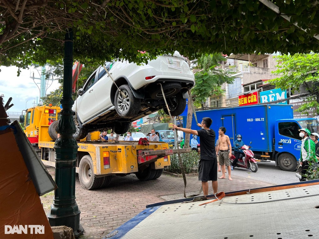 Tài xế nhầm chân ga, xe Fortuner lao xuống sông Kim Ngưu ở Hà Nội - 4 Tài xế nhầm chân ga, xe Fortuner lao xuống sông Kim Ngưu ở Hà Nội - 4