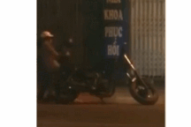 Phẫn nộ những màn hành hung bạn gái trên phố