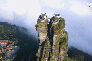 Hai ngôi chùa cổ linh thiêng nằm "lơ lửng" giữa bầu trời