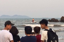 Tắm biển, hai nam sinh lớp 12 bị sóng cuốn mất tích