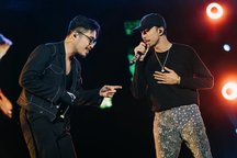 Vũ cháy hết mình trong concert "Một vạn năm"