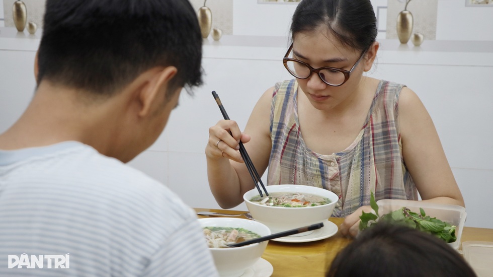 Độc đáo tô phở gần 1kg, có miếng sườn to nhất TPHCM - 6 Độc đáo tô phở gần 1kg, có miếng sườn to nhất TPHCM - 6