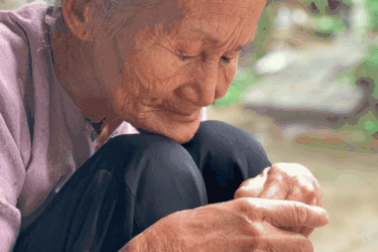 Quặn lòng 2 bà cụ nuôi nhau trong cảnh đói nghèo, không ai nương tựa