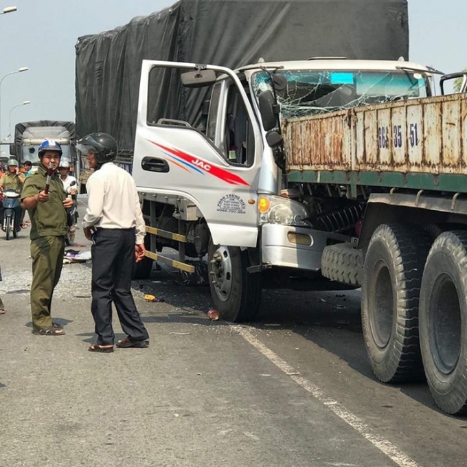 Tai nạn liên hoàn giữa xe tải và xe máy, cô gái nằm tại hiện trường khiến tất cả bị ám ảnh - Ảnh 2. Tai nạn liên hoàn giữa xe tải và xe máy, cô gái nằm tại hiện trường khiến tất cả bị ám ảnh - Ảnh 2.