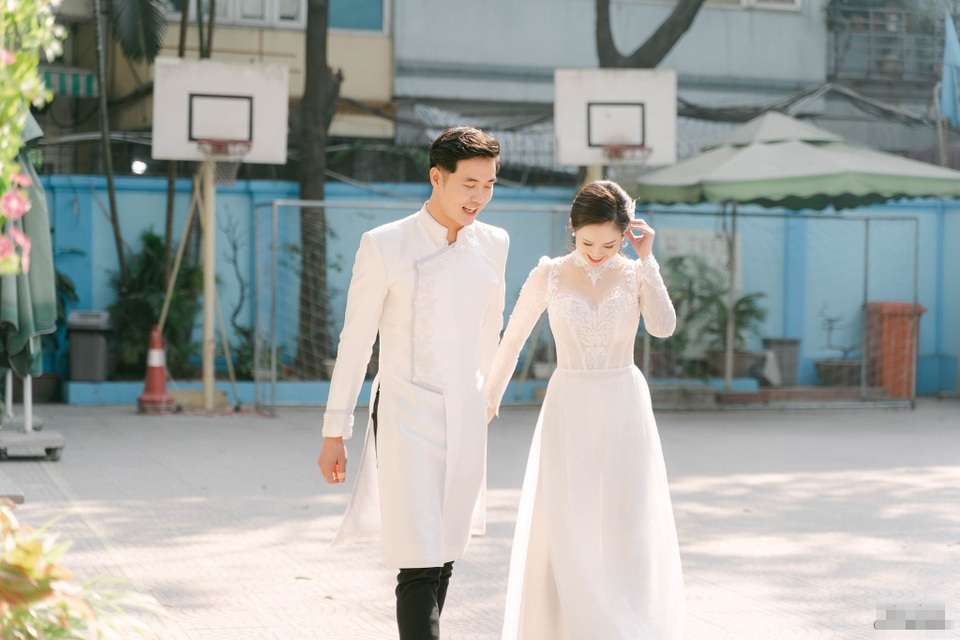 Diễn viên Hiếu Su hôn MC Thùy Linh đắm đuối trong lễ ăn hỏi - 1 Diễn viên Hiếu Su hôn MC Thùy Linh đắm đuối trong lễ ăn hỏi - 1