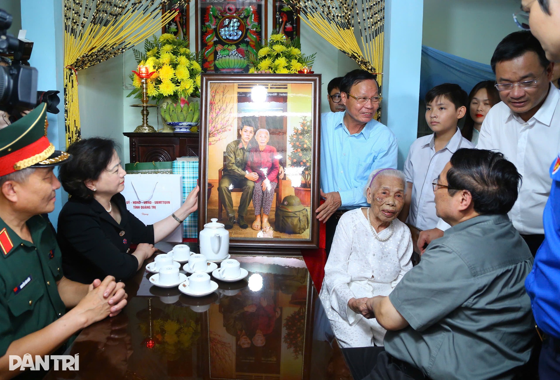 Thủ tướng thăm Mẹ Việt Nam anh hùng 102 tuổi, viếng các nghĩa trang liệt sỹ - 4 Thủ tướng thăm Mẹ Việt Nam anh hùng 102 tuổi, viếng các nghĩa trang liệt sỹ - 4