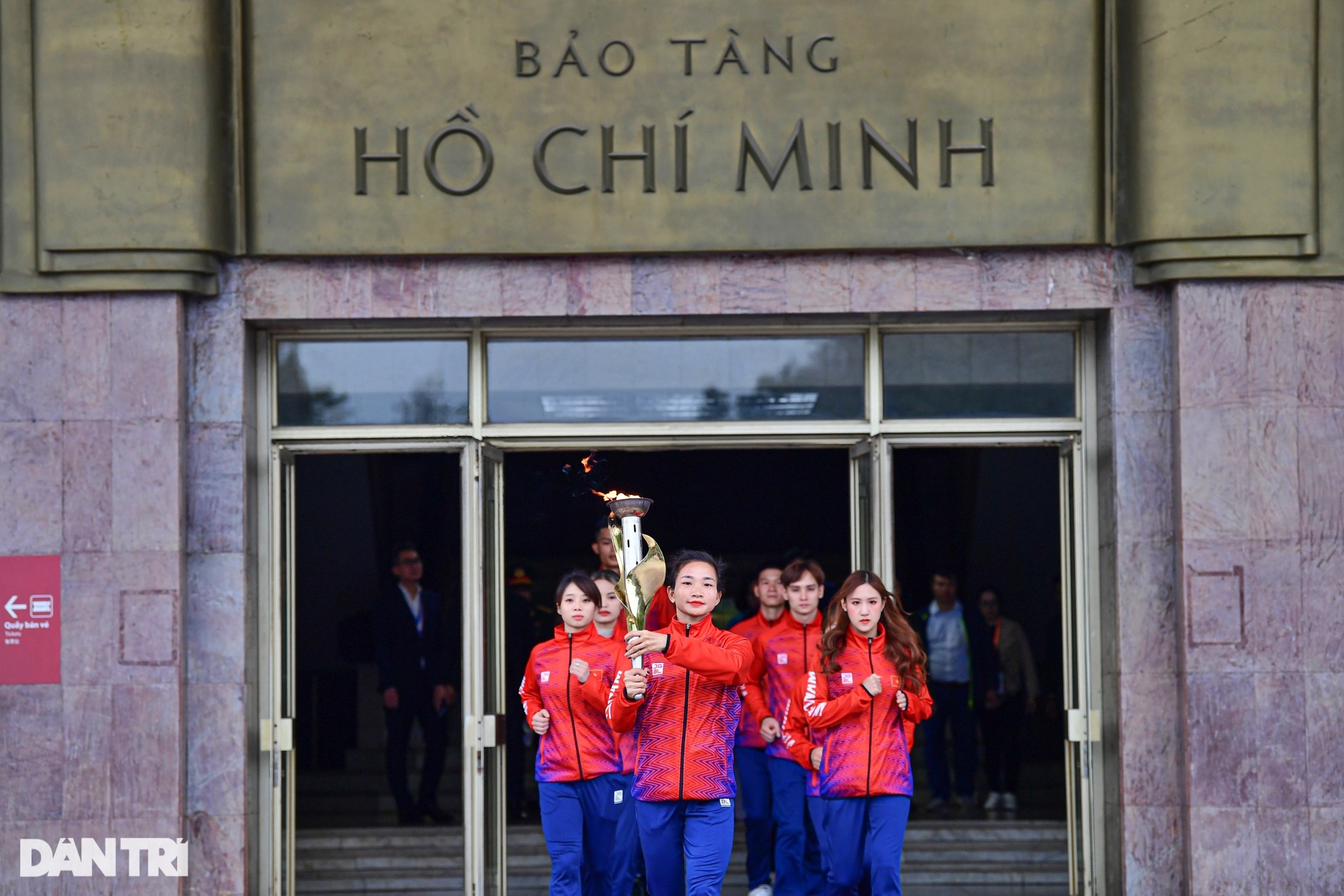 Cô gái vàng Nguyễn Thị Oanh dẫn đầu đoàn rước đuốc Đại hội TDTT toàn quốc - 7 Cô gái vàng Nguyễn Thị Oanh dẫn đầu đoàn rước đuốc Đại hội TDTT toàn quốc - 7