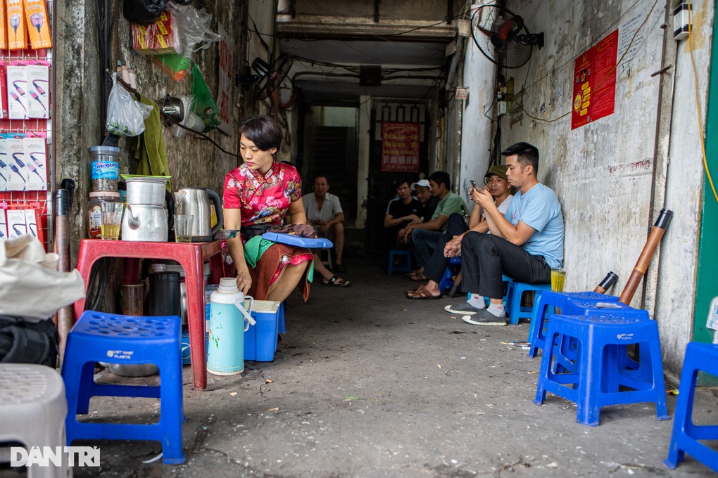 Màn múa nước sôi điệu nghệ giúp cô chủ quán trà đá ở Hà Nội đắt khách - 1 Màn múa nước sôi điệu nghệ giúp cô chủ quán trà đá ở Hà Nội đắt khách - 1