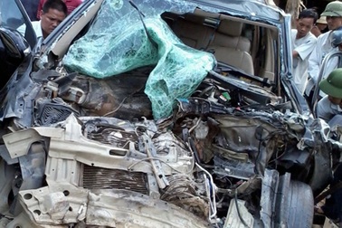 Xe 7 chỗ đối đầu xe container, tài xế chết thảm