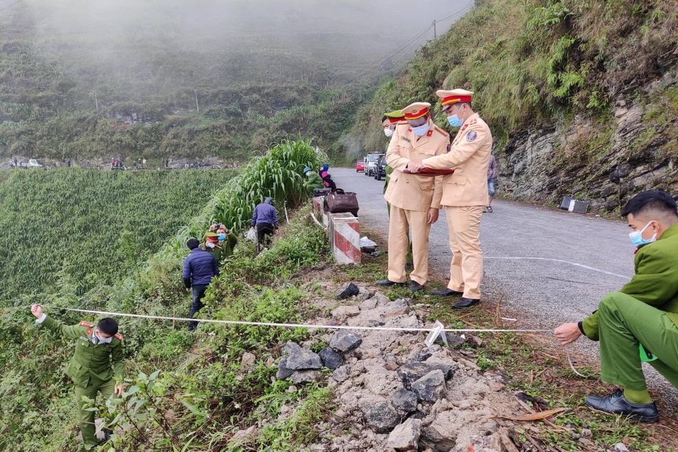 Xe KIA Morning lao xuống vực sâu Mã Pì Lèng, 3 người tử vong - 2 Xe KIA Morning lao xuống vực sâu Mã Pì Lèng, 3 người tử vong - 2