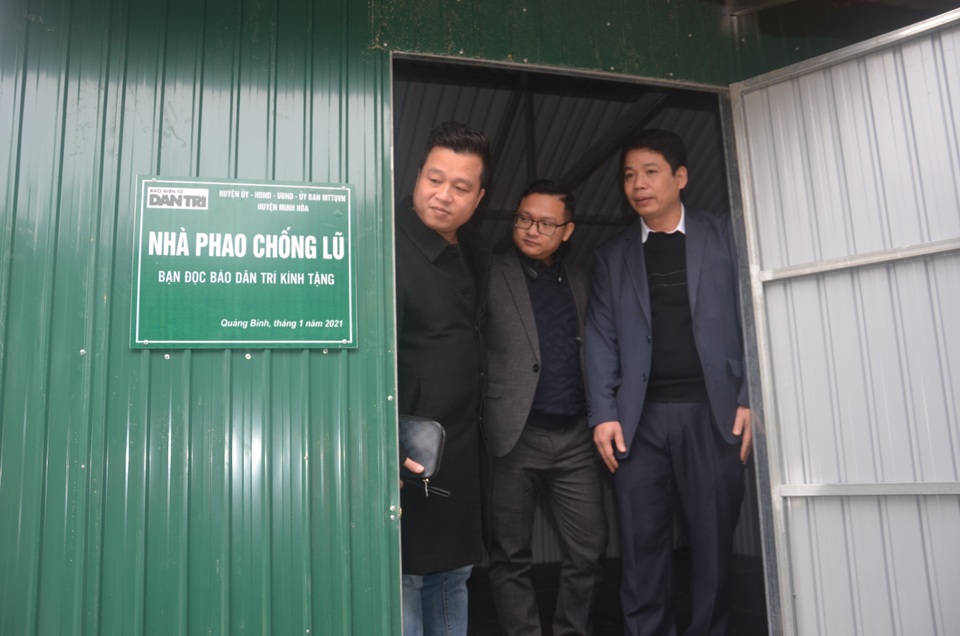 Người dân vùng rốn lũ vui mừng khánh thành xóm nhà phao cứu sinh - 6 Người dân vùng rốn lũ vui mừng khánh thành xóm nhà phao cứu sinh - 6