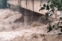 Lũ ống càn quét, đất, nước, cây rừng rơi xuống lấp dần quốc lộ