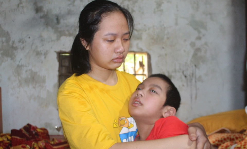 Cậu bé mắc bệnh hiếm gặp trên thế giới được bạn đọc giúp đỡ 74 triệu đồng - 2 Cậu bé mắc bệnh hiếm gặp trên thế giới được bạn đọc giúp đỡ 74 triệu đồng - 2