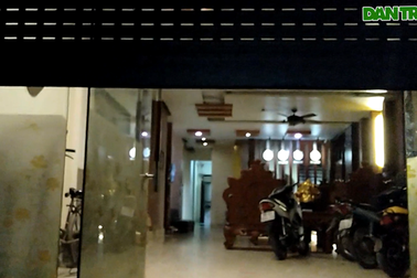 Dàn tiếp viên nóng bỏng cùng khách tưng bừng trong quán karaoke đóng cửa