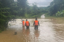 Ôm cây luồng bơi qua nước lũ, người phụ nữ bị cuốn trôi mất tích