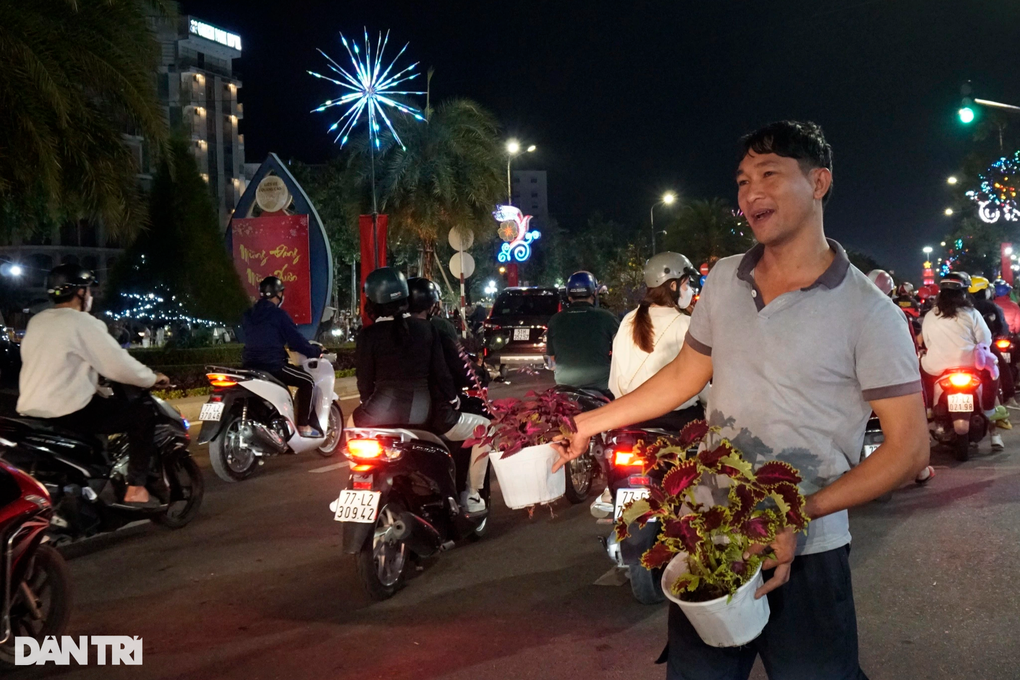Tiểu thương chợ hoa chiều 30 Tết: Bán xả, bán lỗ, giá nào cũng bán - 13 Tiểu thương chợ hoa chiều 30 Tết: Bán xả, bán lỗ, giá nào cũng bán - 13