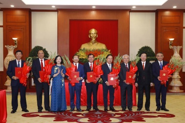 28 Ủy viên Trung ương khóa XII không tái cử nhận quyết định nghỉ chế độ