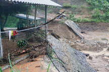 Mưa lũ cuốn trôi 2 mẹ con ở Lào Cai